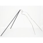 L'émotion, incarnée par la silhouette tendue et contorsionnée, résiste à la Raison rigide et autoritaire, imaginée comme deux traits droits qui se rejoignent au sommet, repoussé par la tête humaine.