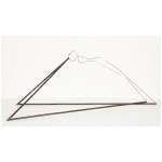 Avoir la force de modifier une structure dont on fait partie. La silhouette tente de soulever de toutes ses forces avec sa jambe, une barre du système dont elle fait partie