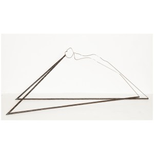 Avoir la force de modifier une structure dont on fait partie. La silhouette tente de soulever de toutes ses forces avec sa jambe, une barre du système dont elle fait partie